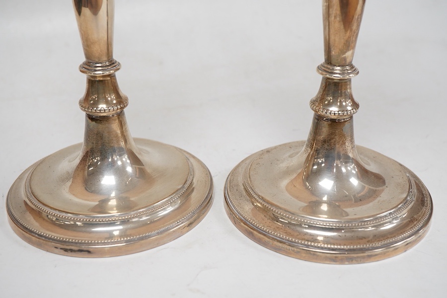 A pair of Elizabeth II silver candlesticks, with tapering stems, on circular foot, Broadway & Co, Birmingham, 1993, height 27cm, loaded.